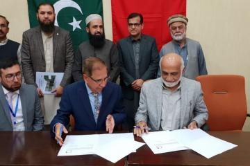 01-VC KMU Prof. Dr. Arshad Javaid & Dr. Zial ul Hassan are signing MOU between KMU and AIMS Pakistan (Custom)1554092220.jpg