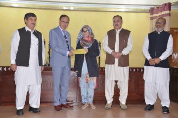 01-VC KMU Prof. Dr. Arshad Javaid presenting offer letters to top 10 students getting admission in Public Sector medical colleges of KP (Custom)1573446853.JPG