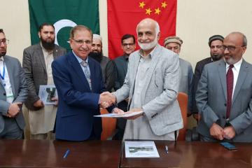 02-VC KMU Prof. Dr. Arshad Javaid & Dr. Zial ul Hassan are shaking hands during MOU signing ceremony between KMU and AIMS Pakistan (Custom)1554092220.jpg