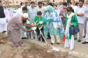 4.Children are planting  tree during  opening ceremony of tree plantation compaign at KMU (Custom)1534403633.JPG