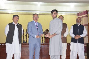 02-VC KMU Prof. Dr. Arshad Javaid presenting offer letters to top 10 students getting admission in Public Sector medical colleges (Custom)1573446853.JPG