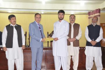 03-VC KMU Prof. Dr. Arshad Javaid presenting offer letters to top 10 students getting admission in Public Sector medical colleges (Custom)1573446853.JPG