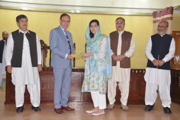 04.VC KMU Prof. Dr. Arshad Javaid presenting offer letters to top 10 students getting admission in Public Sector medical colleges (Custom)1573446853.JPG
