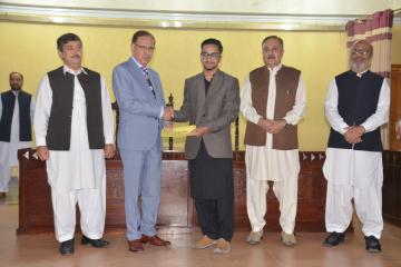 05-VC KMU Prof. Dr. Arshad Javaid presenting offer letters to top 10 students getting admission in Public Sector medical college (Custom)1573446853.JPG